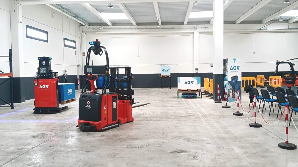 Circuito de automatización industrial con AGV y AMR